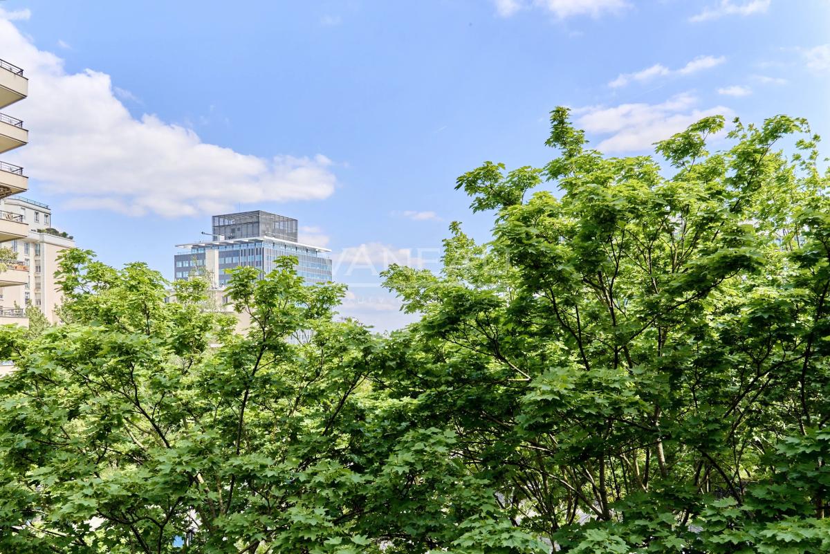 Courbevoie - Quartier des Affaires - Appartement familial avec parking