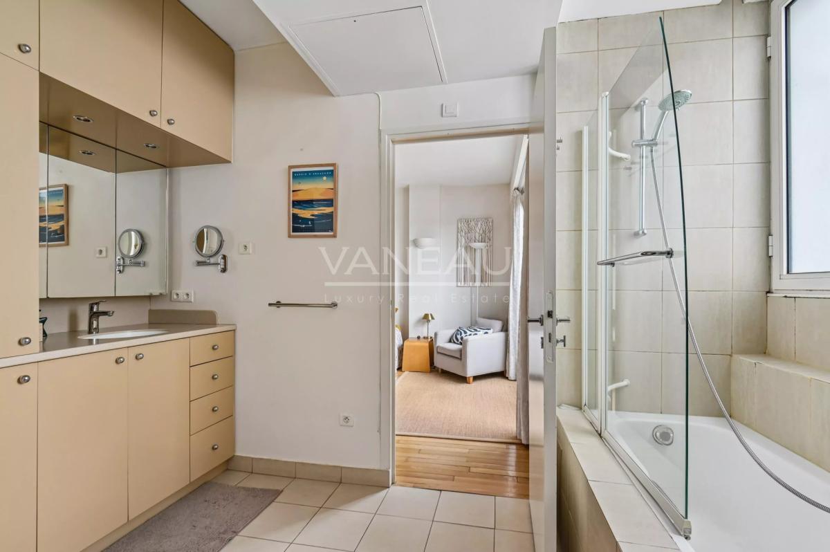 Paris VII - Quai d'Orsay - Etage élevé avec terrasse