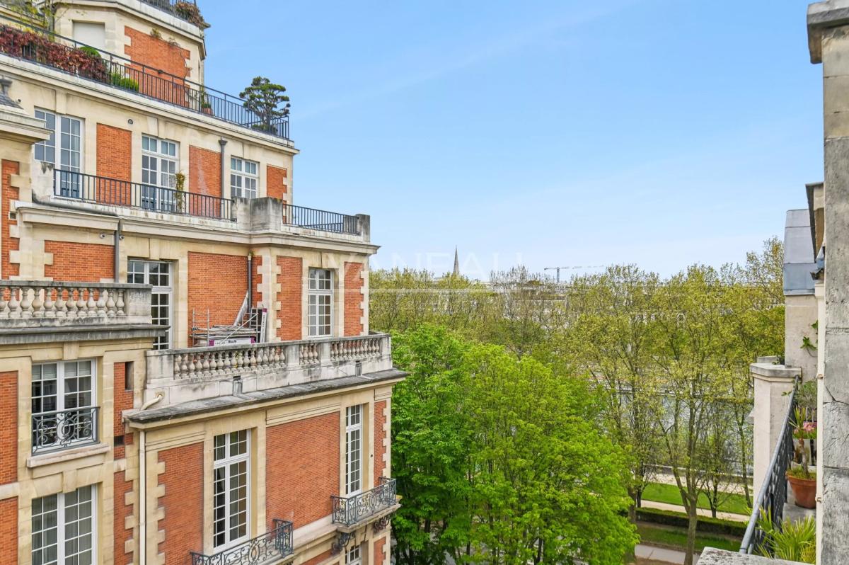 Paris VII - Quai d'Orsay - Etage élevé avec terrasse