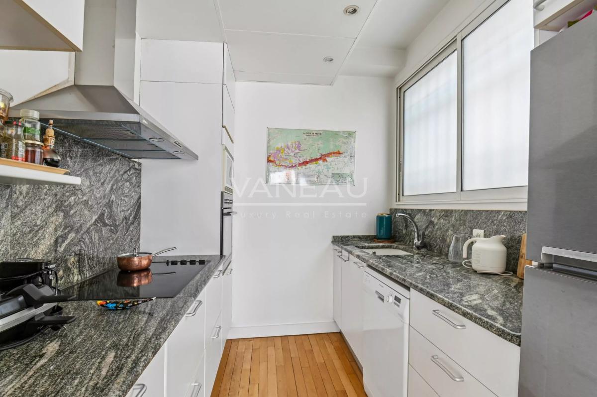 Paris VII - Quai d'Orsay - Etage élevé avec terrasse