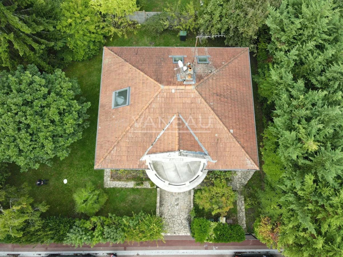 Sceaux (92330) - Villa de six pièces avec jardin fruitier -