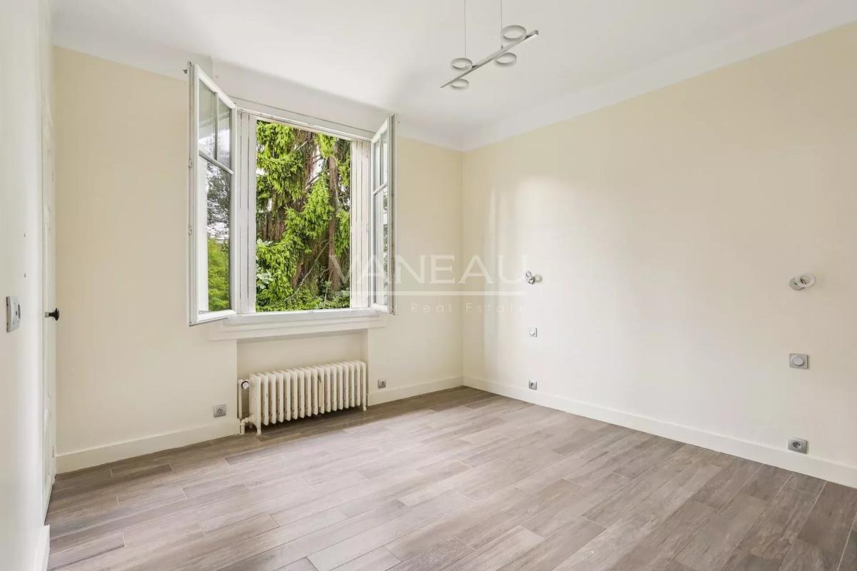 Sceaux (92330) - Villa de six pièces avec jardin fruitier -