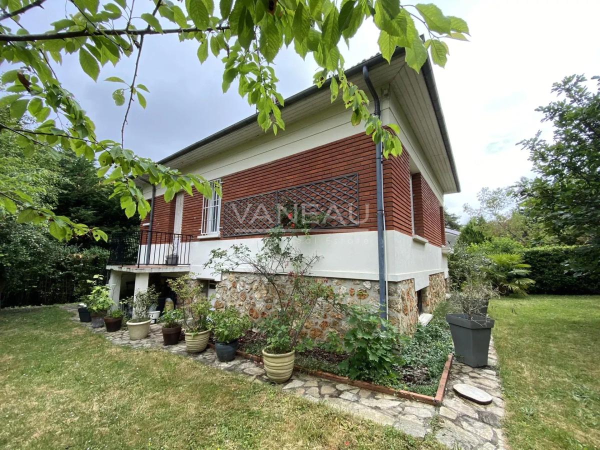 Sceaux (92330) - Villa de six pièces avec jardin fruitier -