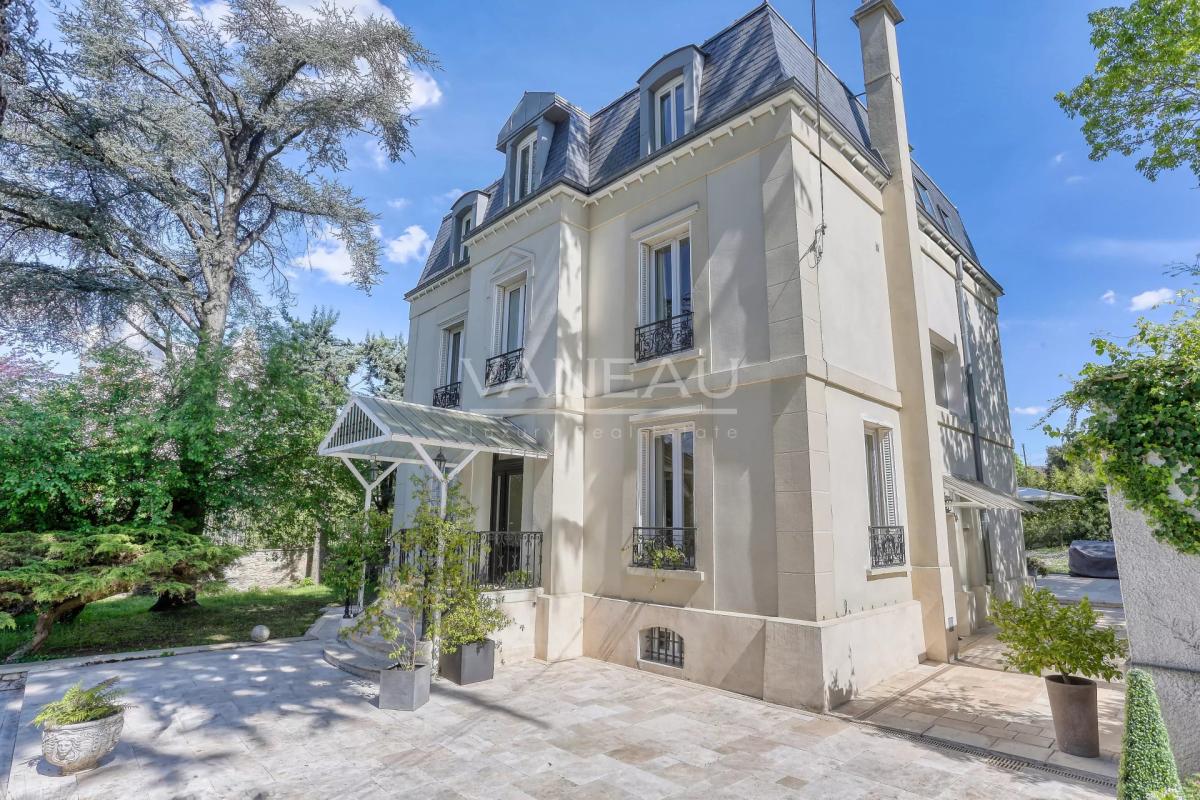 Montmorency – Élégante propriété Mansart d’exception, entièremen