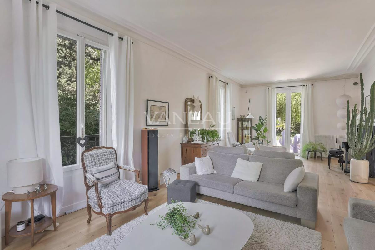 Montmorency – Élégante propriété Mansart d’exception, entièremen