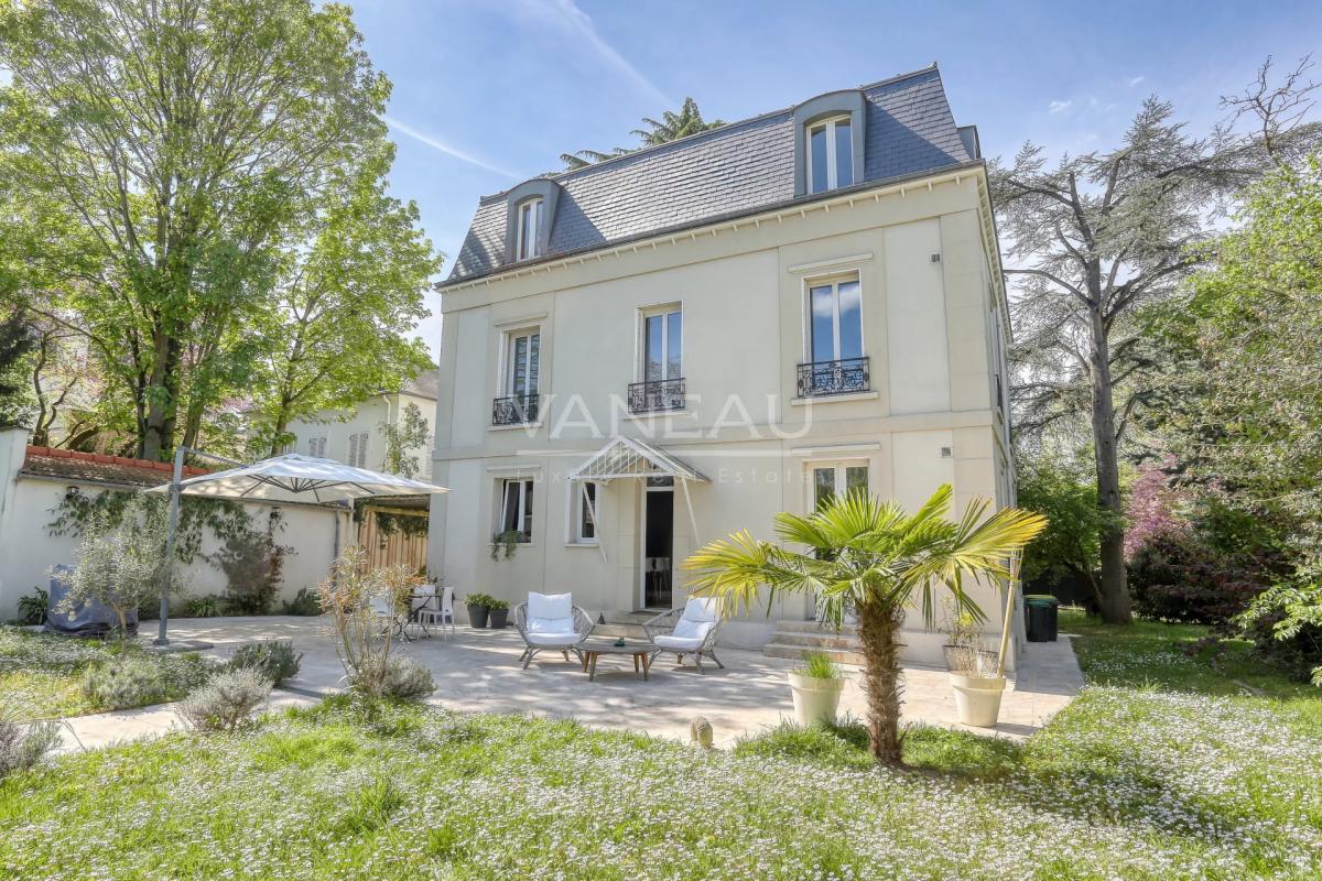 Montmorency – Élégante propriété Mansart d’exception, entièremen