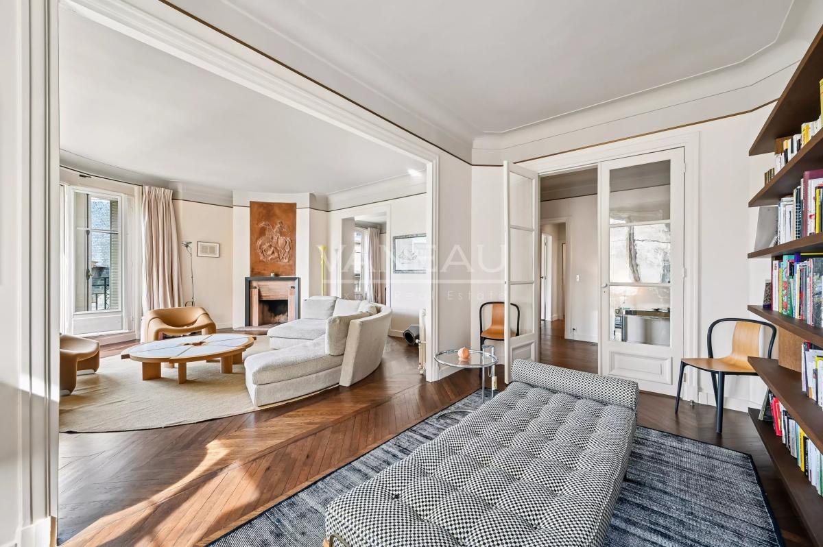 Paris VII – Élégant appartement de réception avec balcons – 171,05 m²