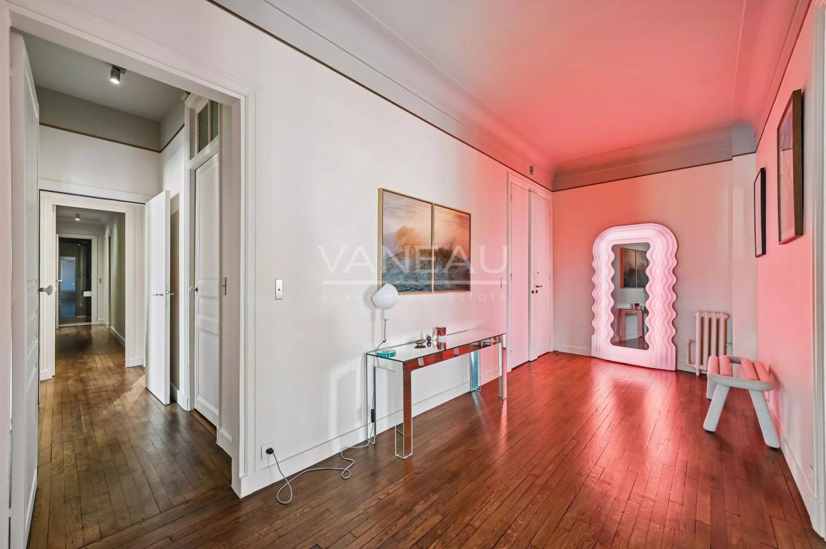 Paris VII – Élégant appartement de réception avec balcons – 171,05 m²