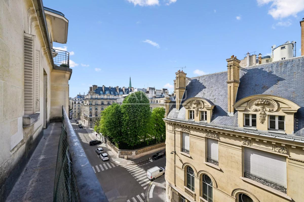 Paris VII – Élégant appartement de réception avec balcons – 171,05 m²