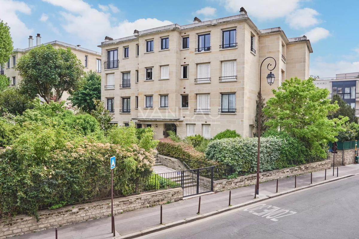 Exclusivité - Neuilly sur Seine- Saint James - Charme de l'Ancien et Vue Dégagée