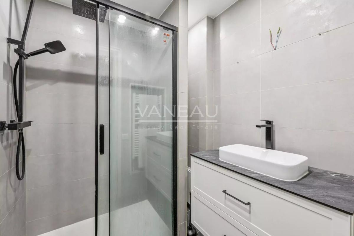 Paris VIIe - Gros Caillou -  Appartement avec balcon  — 2 chambr