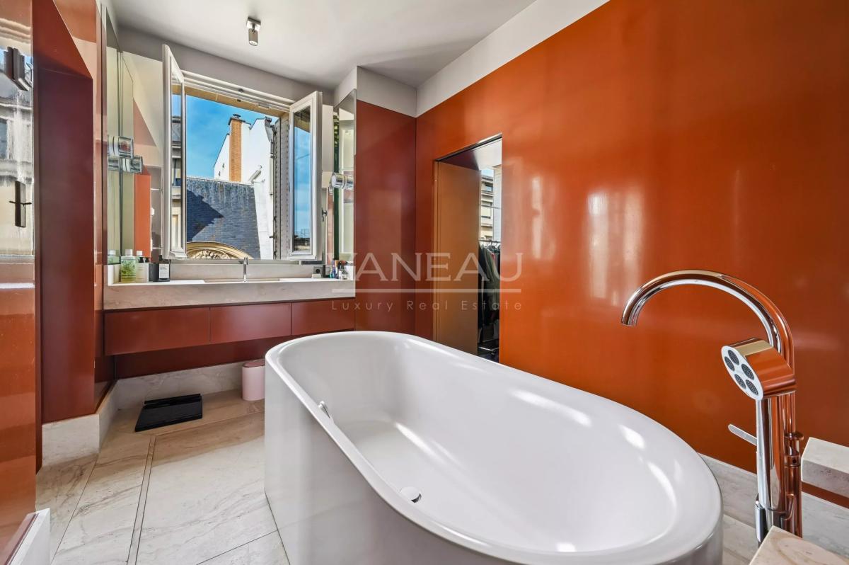 Paris VII – Élégant appartement de réception avec balcons – 175 