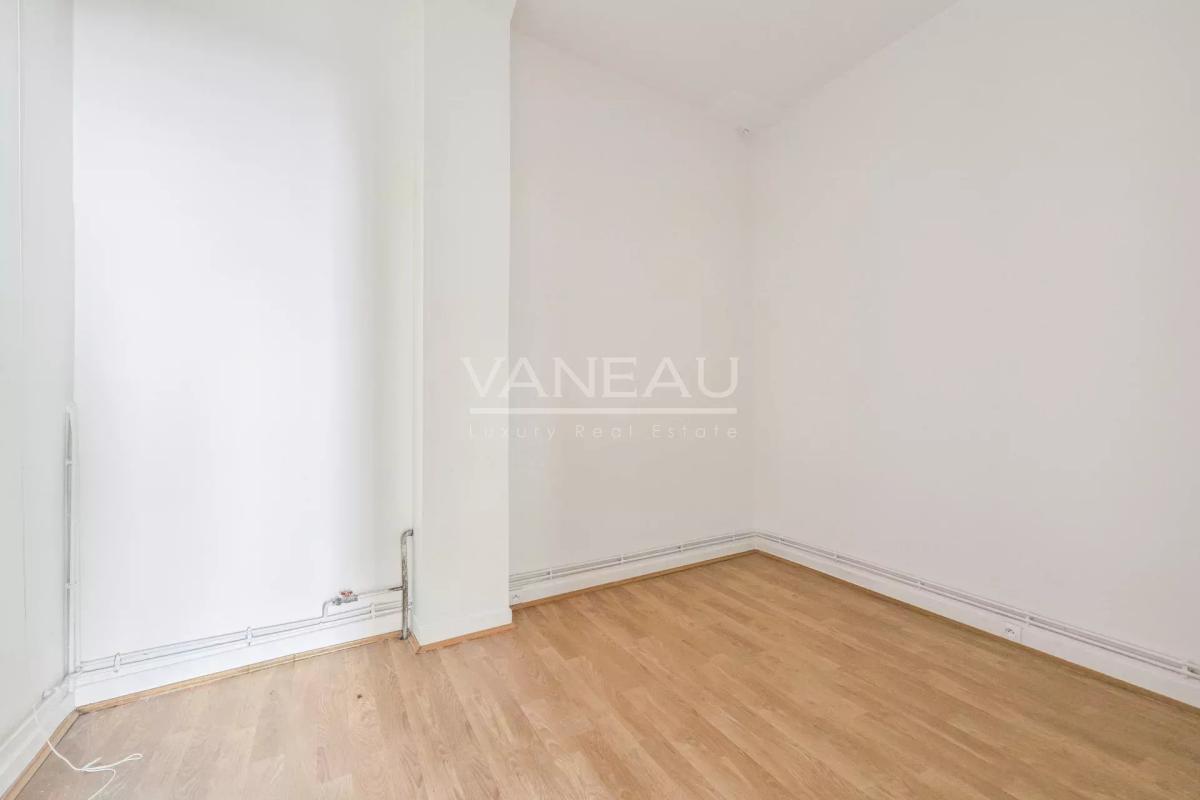 PARIS XV - Villa Poirier : Appartement trois pièces à rénover