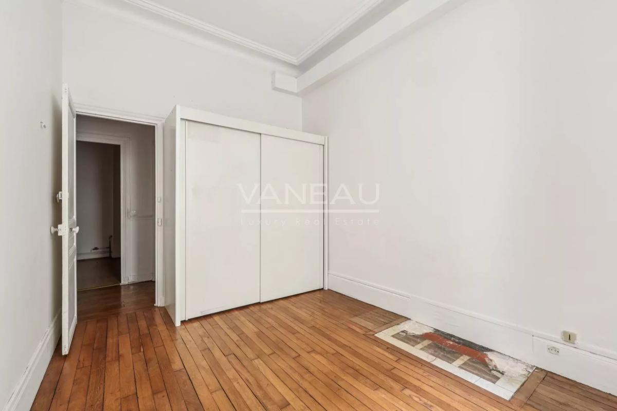 PARIS XV - Villa Poirier : Appartement trois pièces à rénover