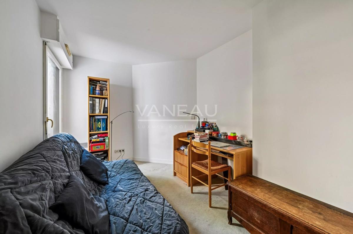 PARIS XVe - Commerce : Appartement familial avec balcon au calme