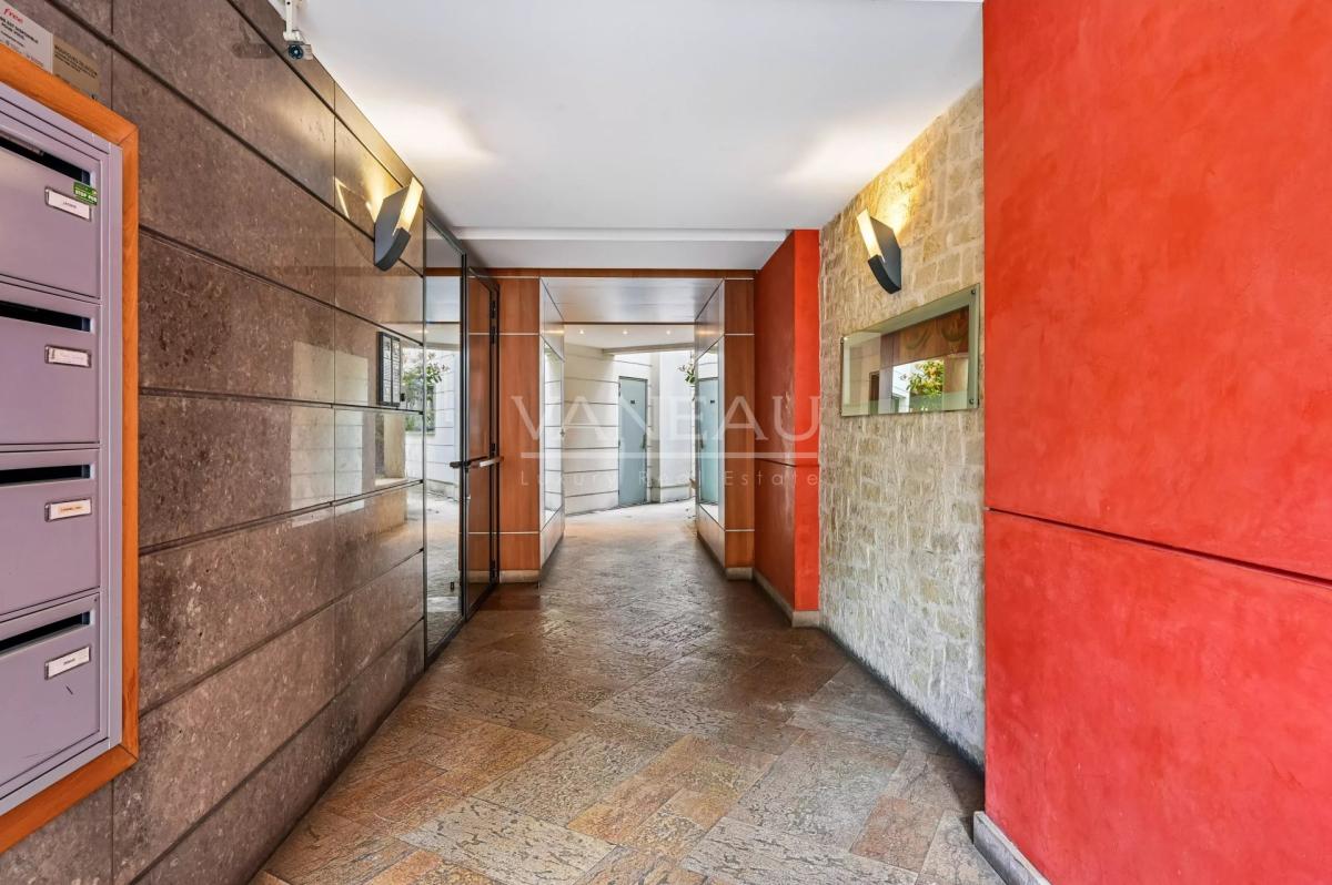 PARIS XVe - Commerce : Appartement familial avec balcon au calme