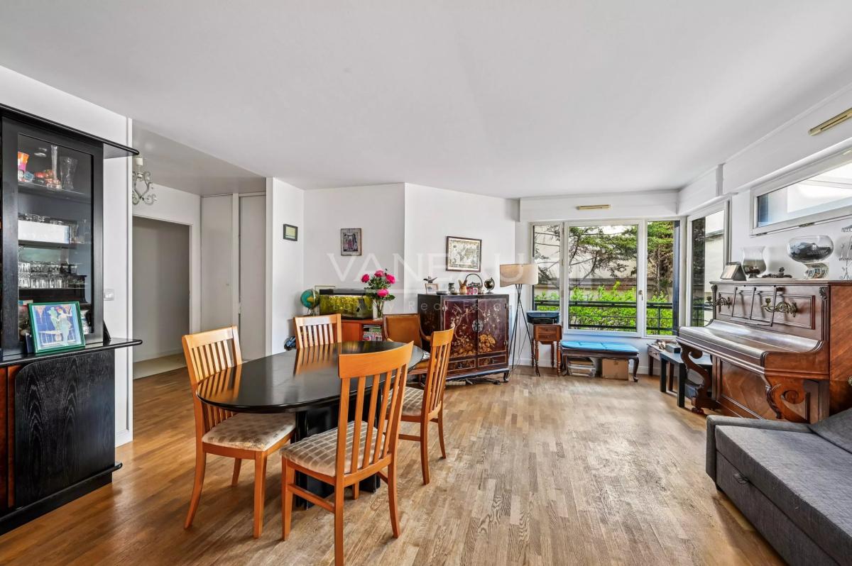 PARIS XVe - Commerce : Appartement familial avec balcon au calme