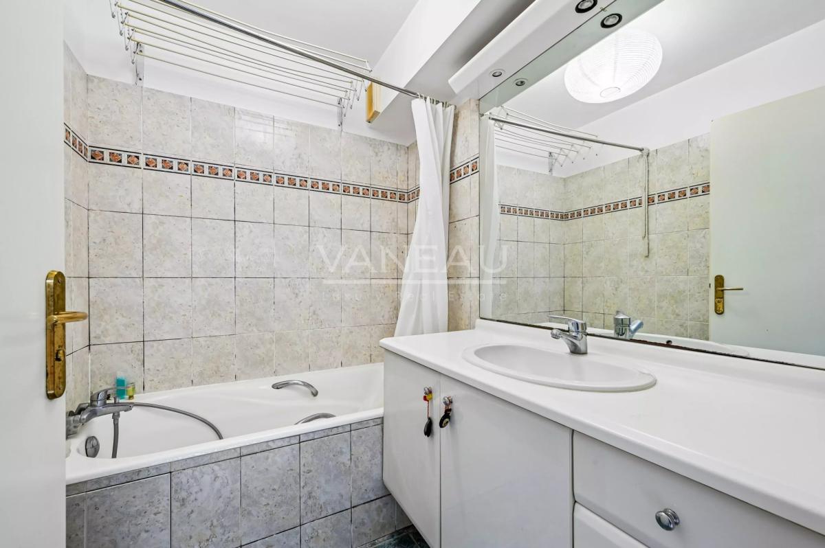 PARIS XVe - Commerce : Appartement familial avec balcon au calme