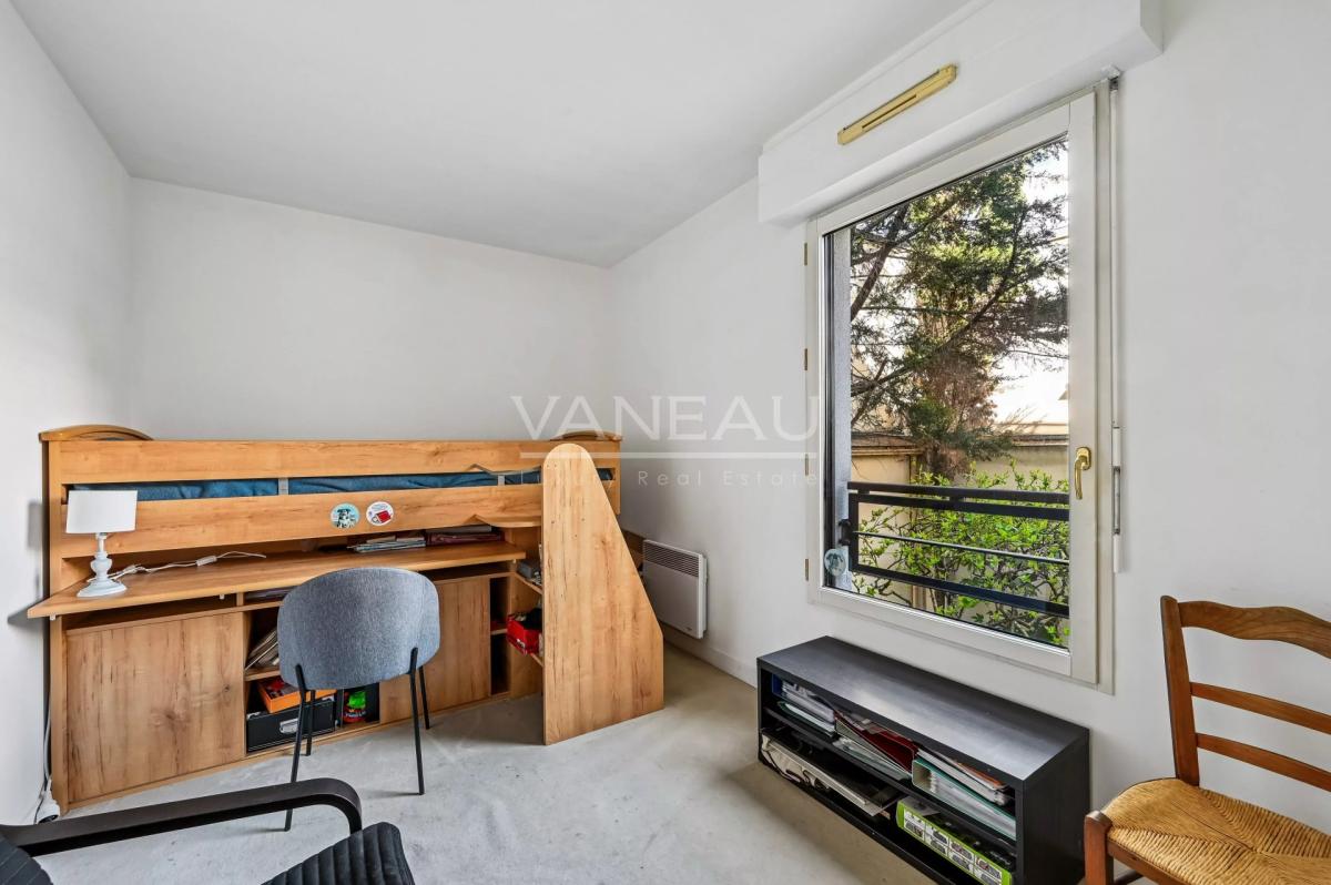 PARIS XVe - Commerce : Appartement familial avec balcon au calme