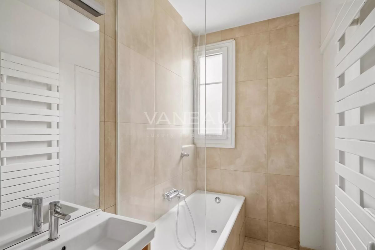 Paris XVIe -  Auteuil sud - Bel ancien - Trois chambres.
