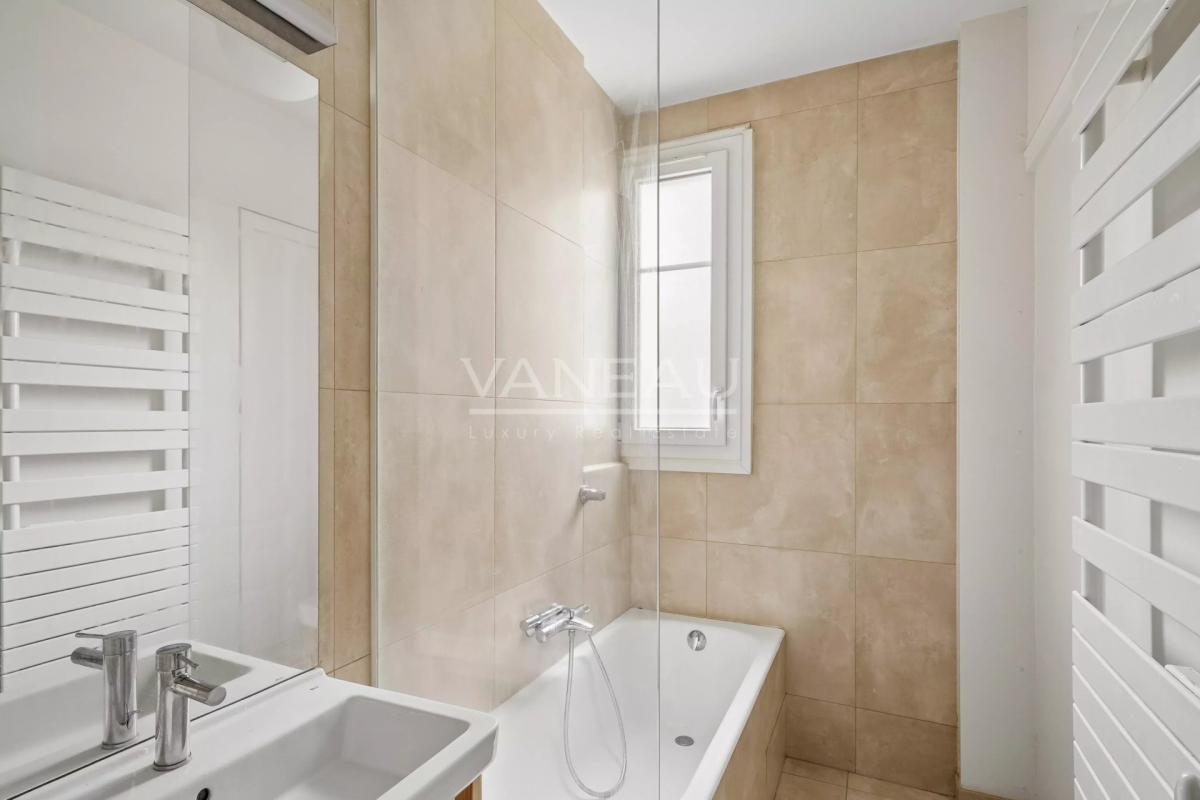 Paris XVIe -  Auteuil sud - Bel ancien - Trois chambres.