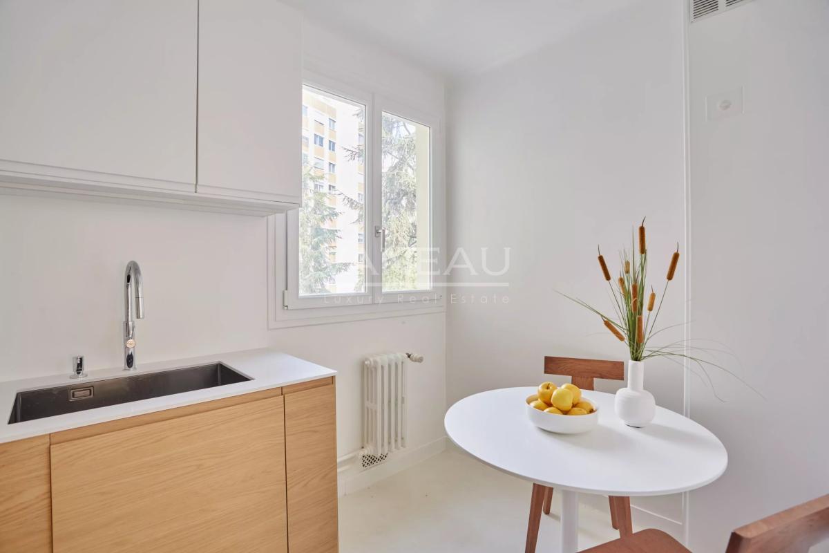 Paris XVIe - Jasmin - René Bazin - Appartement trois chambres, lumineux avec Balcon.