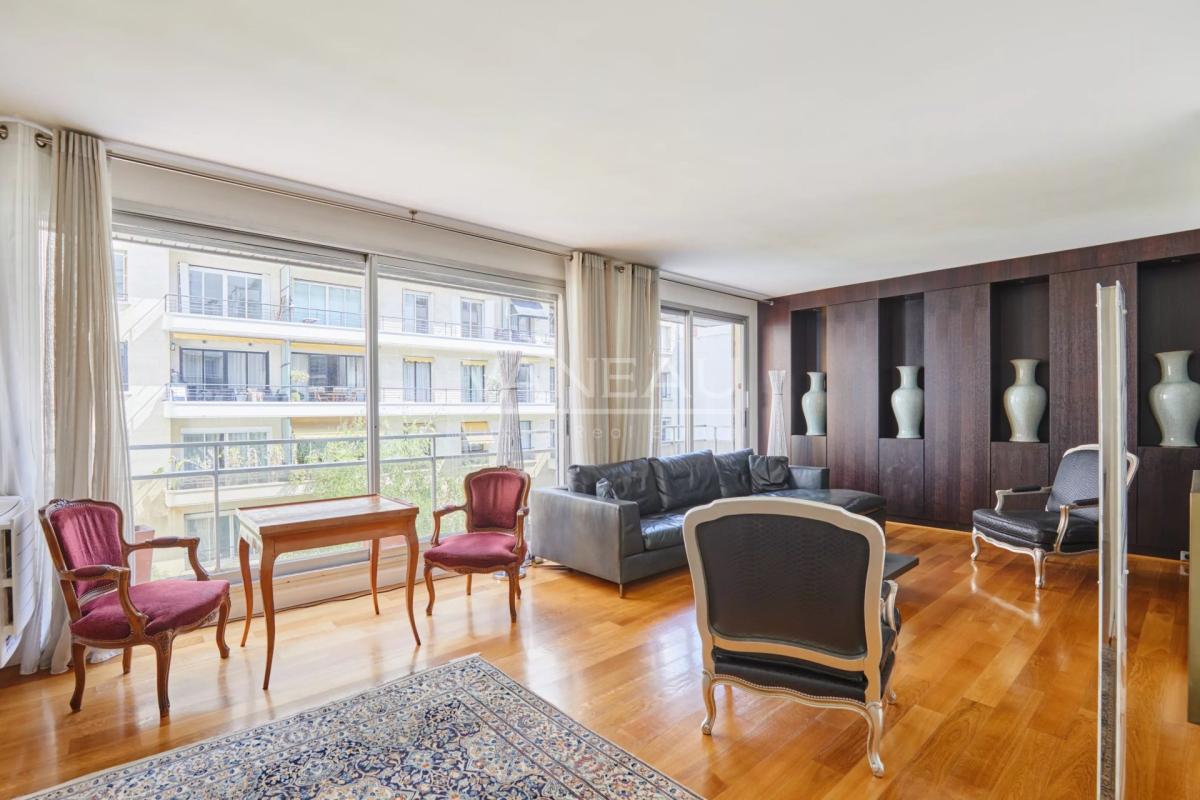 Paris XVIe - Henri Martin - Quatre pièces en étage.