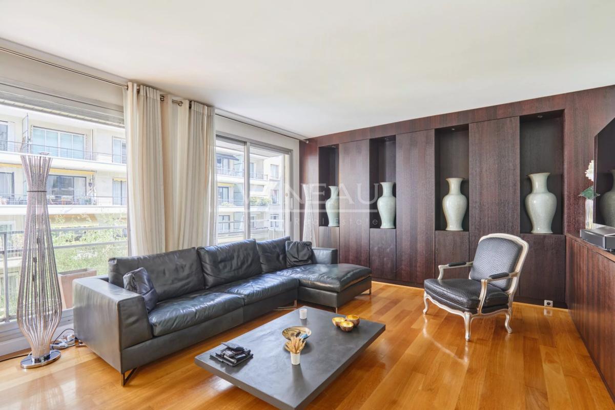 Paris XVIe - Henri Martin - Quatre pièces en étage.