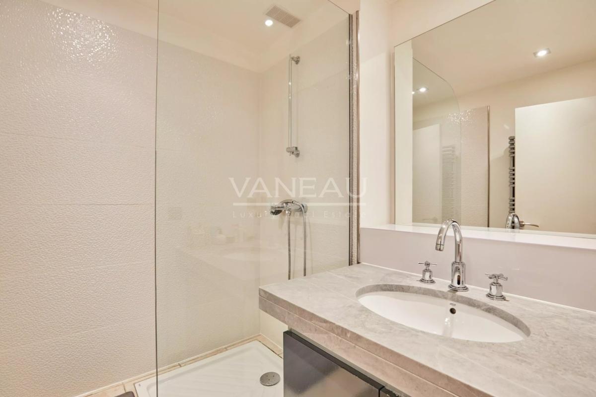 Paris XVIe - Henri Martin - Quatre pièces en étage.