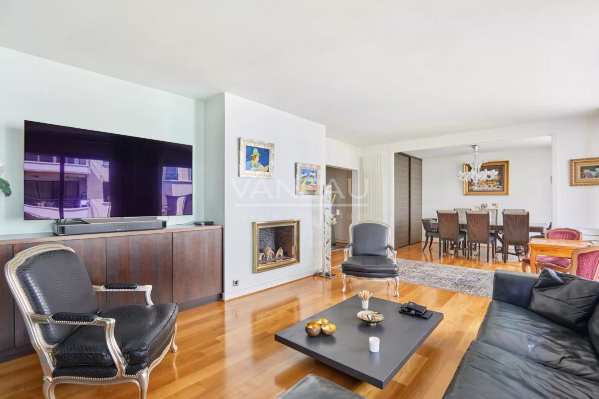 Paris XVIe - Henri Martin - Quatre pièces en étage.