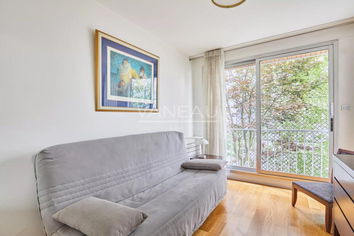 Paris XVIe - Henri Martin - Quatre pièces en étage.