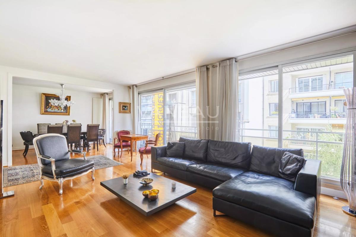 Paris XVIe - Henri Martin - Quatre pièces en étage.