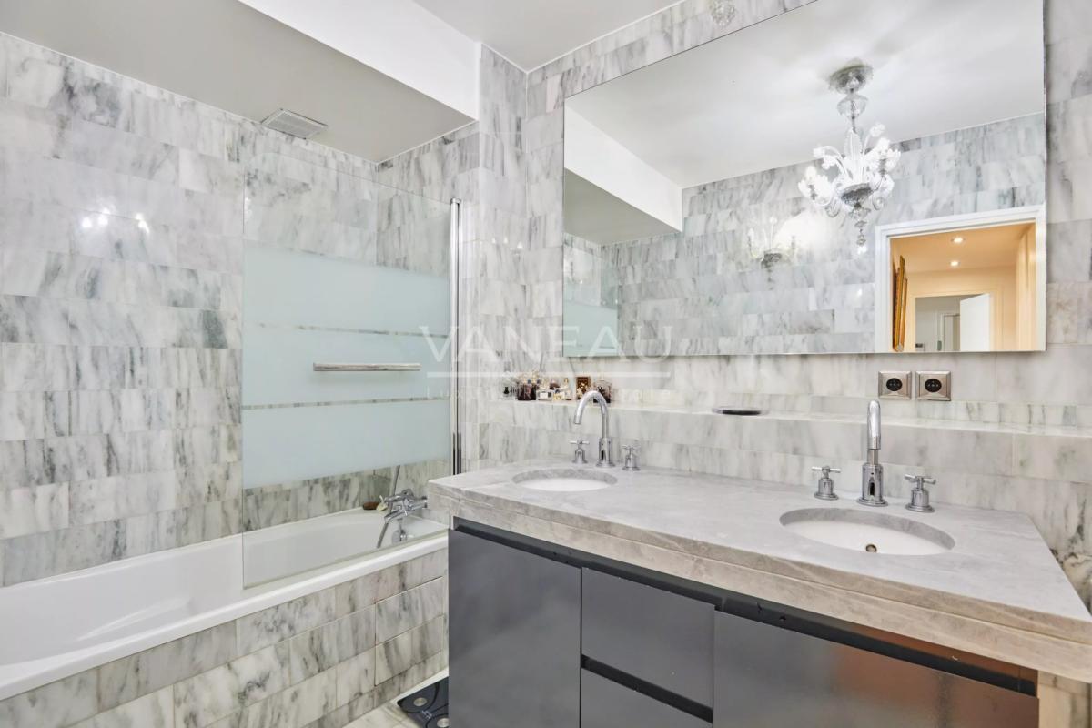 Paris XVIe - Henri Martin - Quatre pièces en étage.