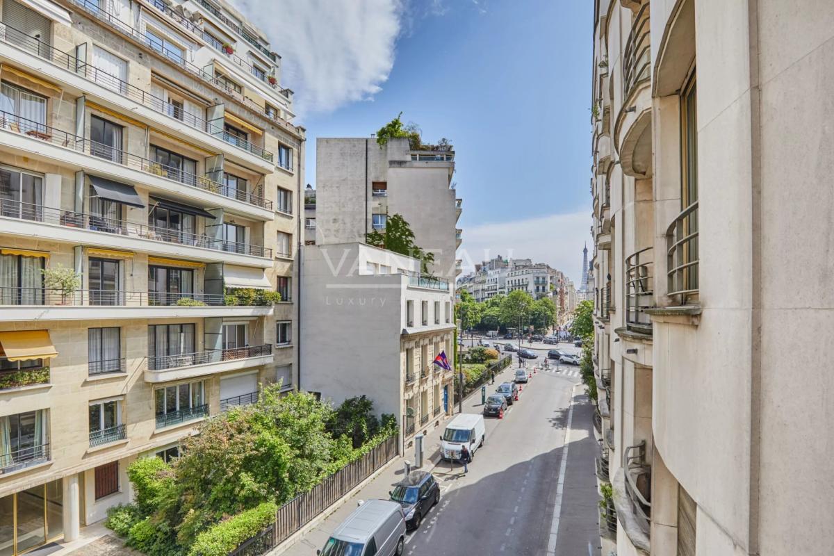 Paris XVIe - Henri Martin - Quatre pièces en étage.