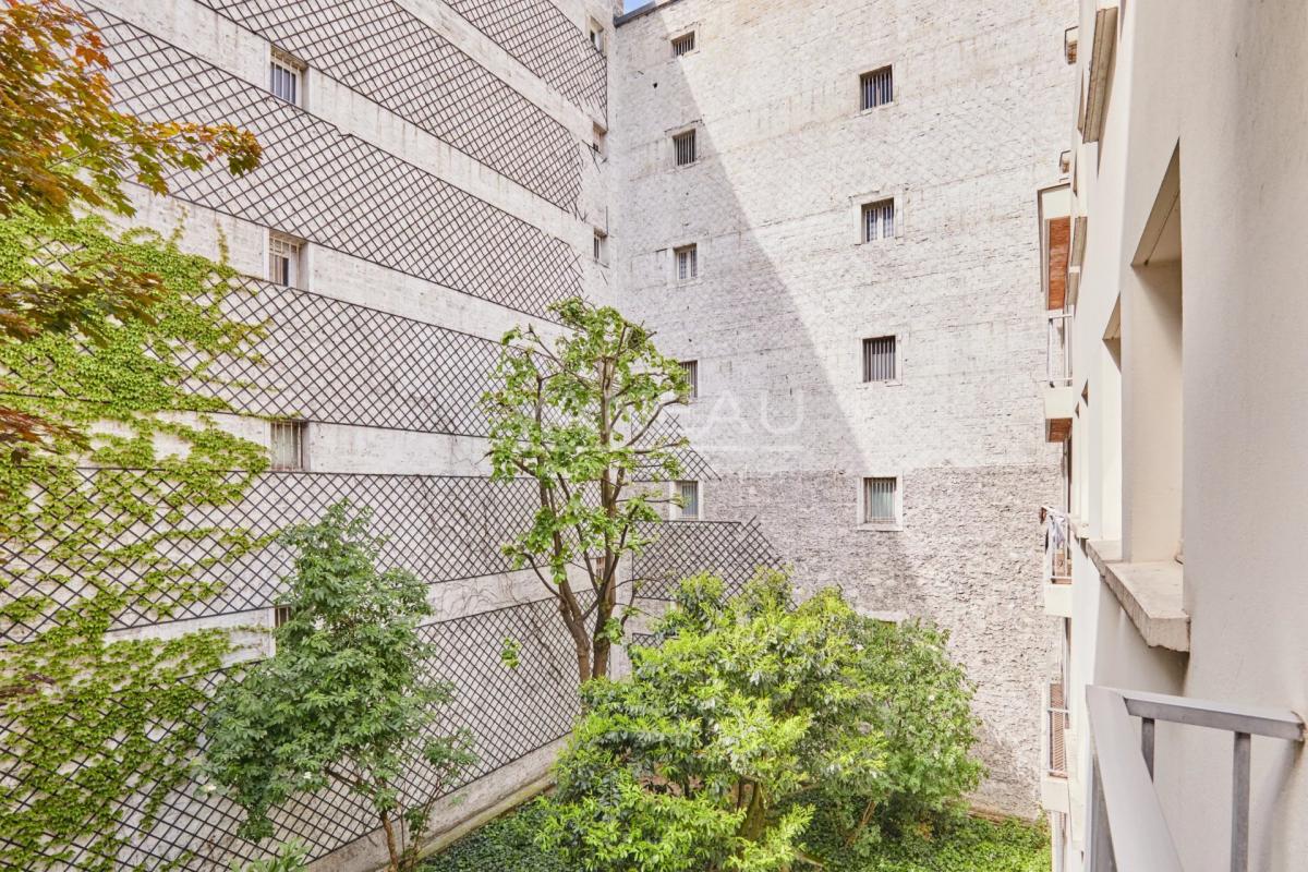 Paris XVIe - Henri Martin - Quatre pièces en étage.