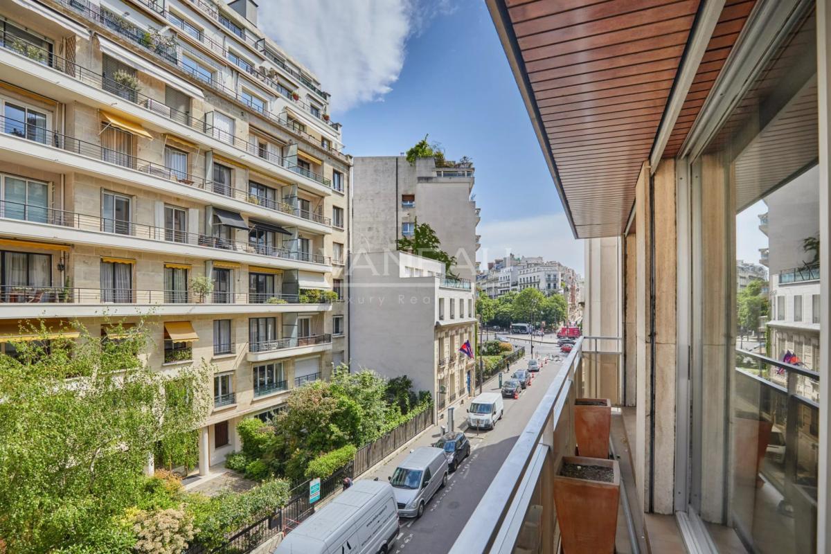 Paris XVIe - Henri Martin - Quatre pièces en étage.