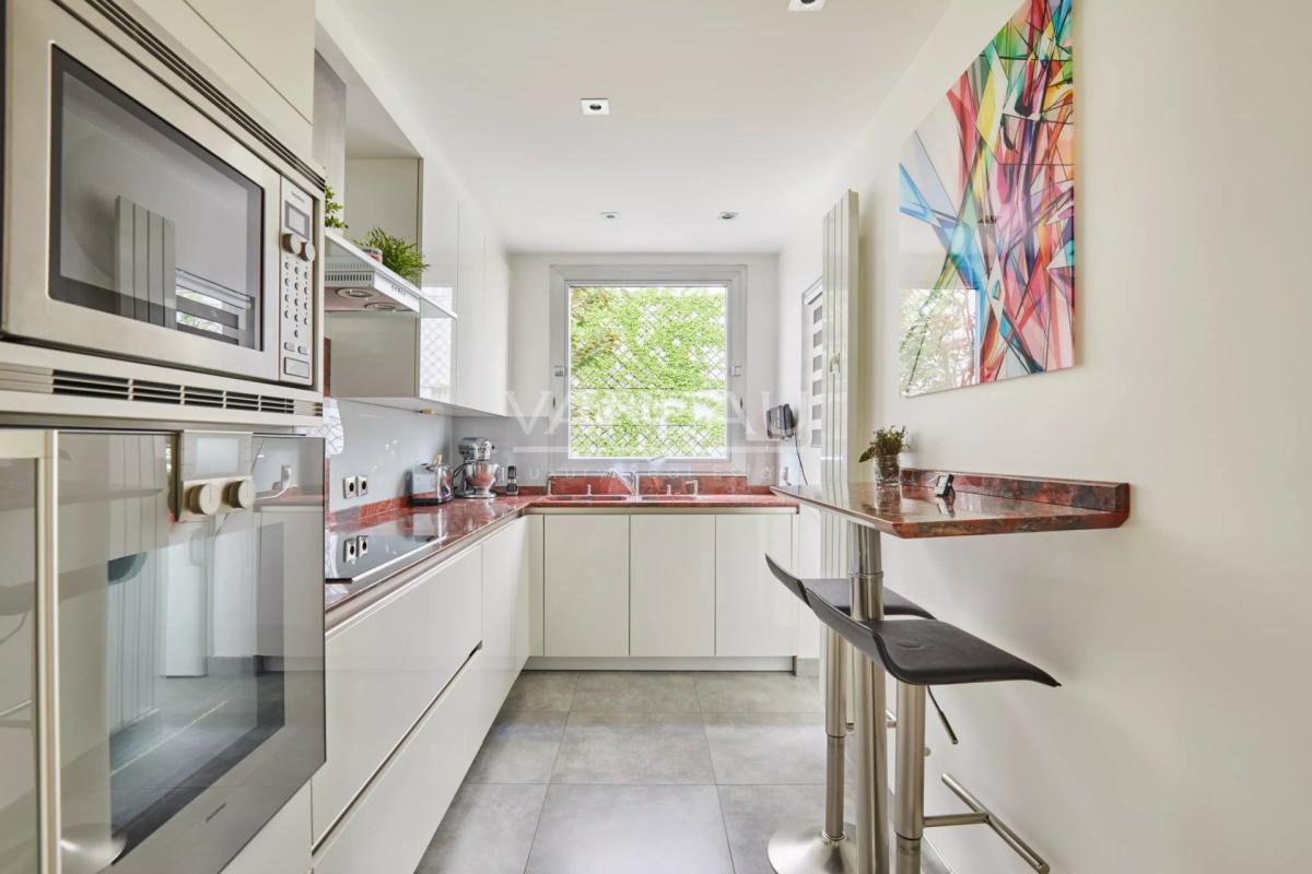 Paris XVIe - Henri Martin - Quatre pièces en étage.