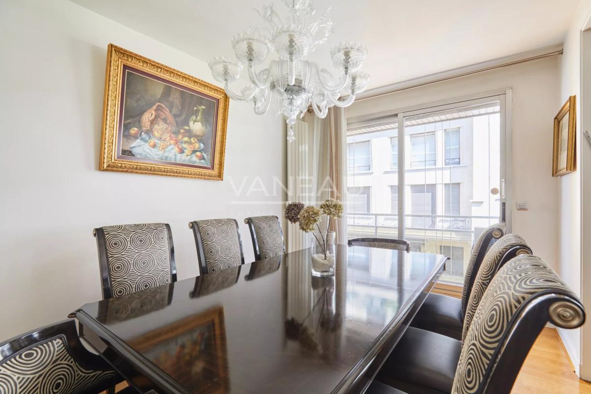 Paris XVIe - Henri Martin - Quatre pièces en étage.