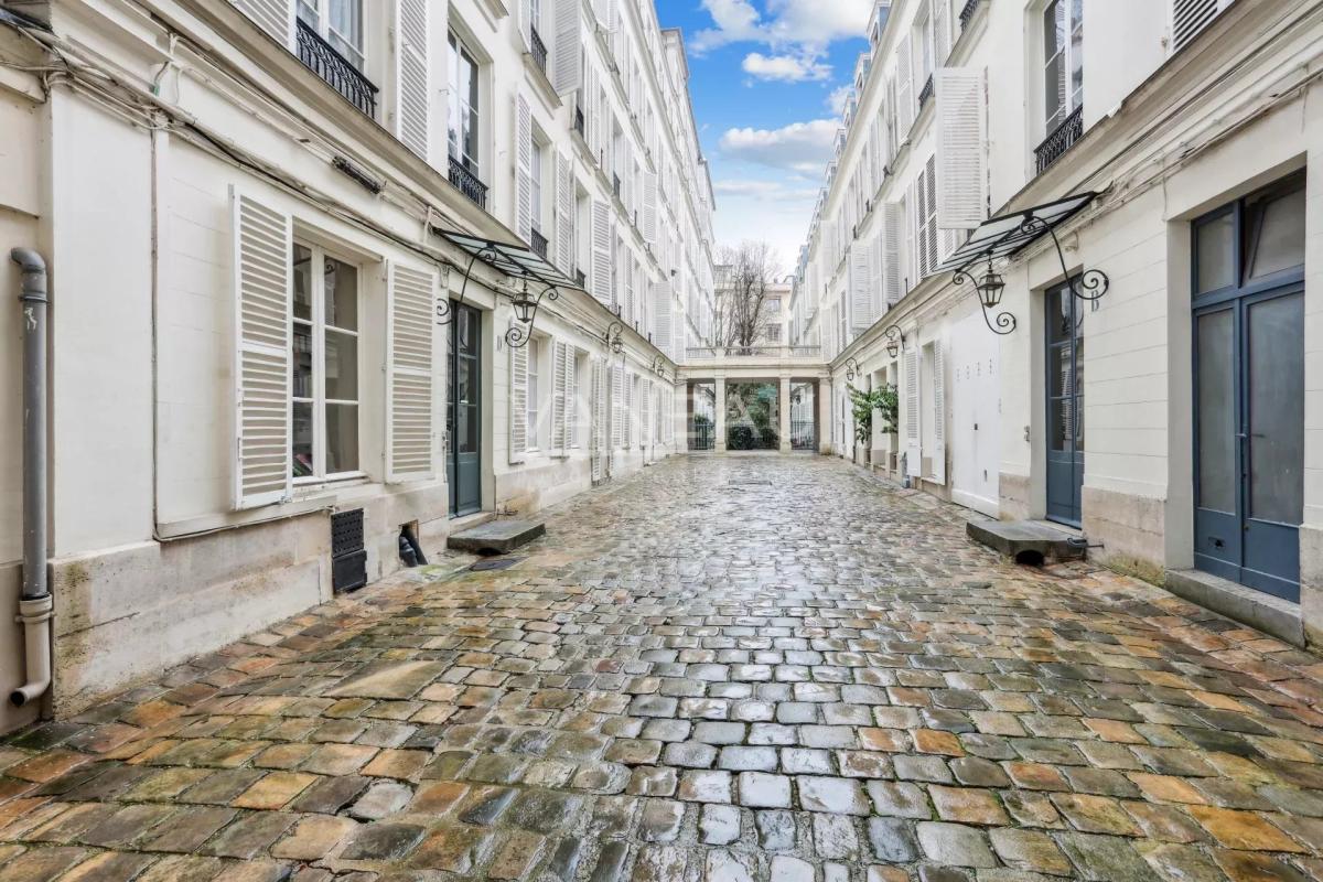 Paris VIIe - Rue de Bourgogne - Appartement familial et d'except