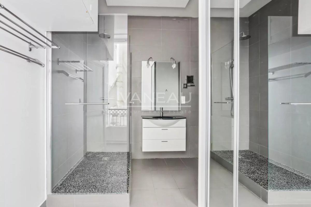 Paris VIIe - Rue de Bourgogne - Appartement familial et d'except