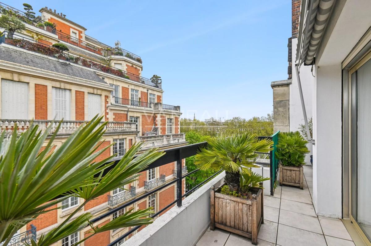 Paris VII - Quai d'Orsay - Etage élevé avec terrasse