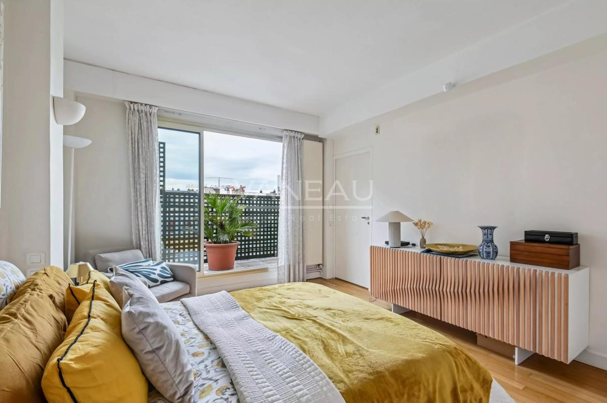 Paris VII - Quai d'Orsay - Etage élevé avec terrasse