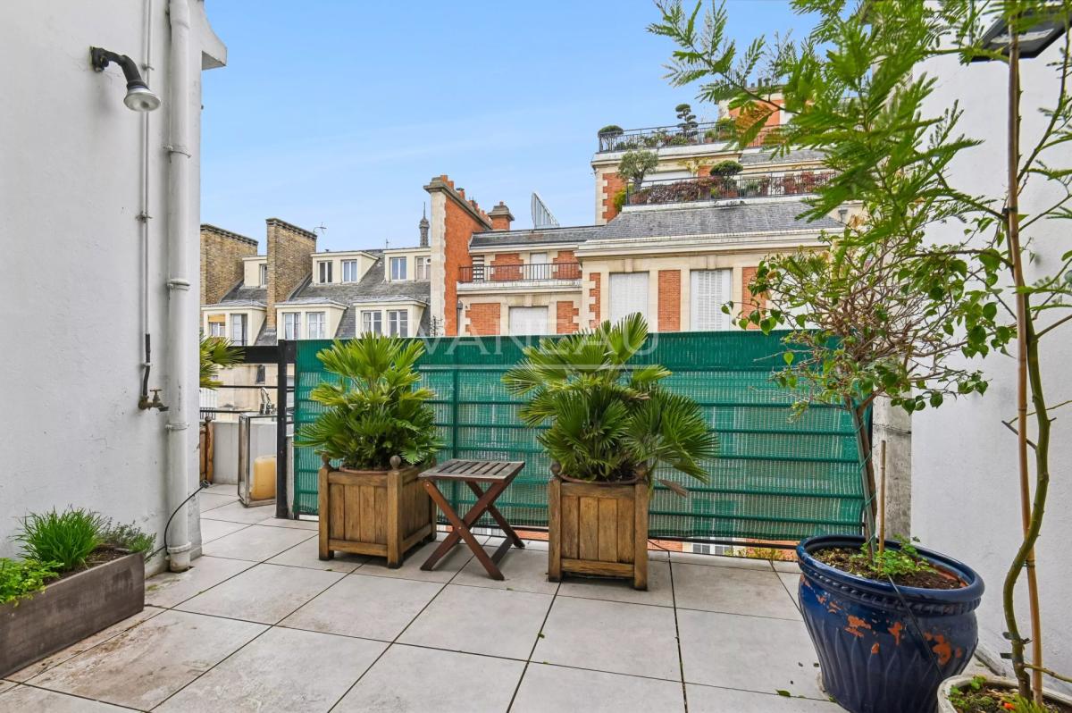 Paris VII - Quai d'Orsay - Etage élevé avec terrasse