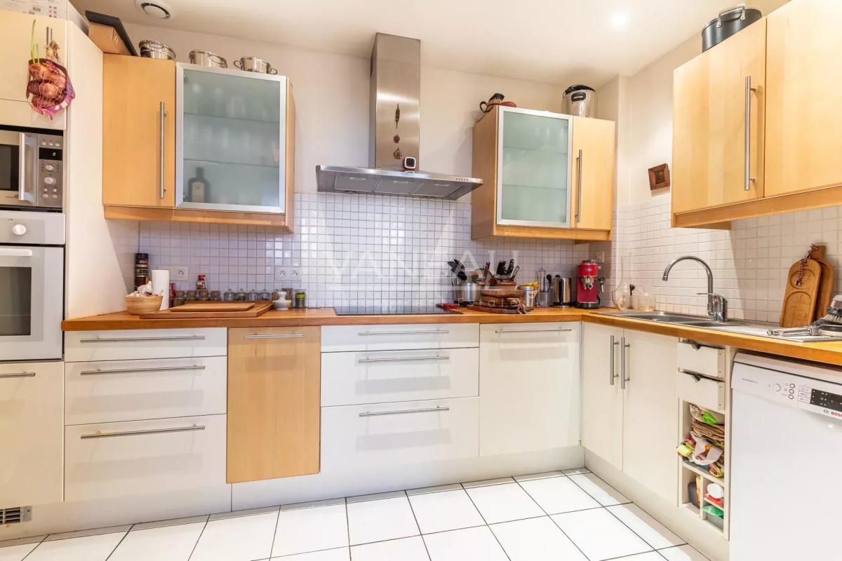 Paris XVIIIe - Maison de ville familiale avec cour arborée à l'a