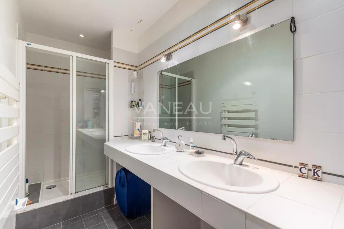 Paris XVIIIe - Maison de ville familiale avec cour arborée à l'a