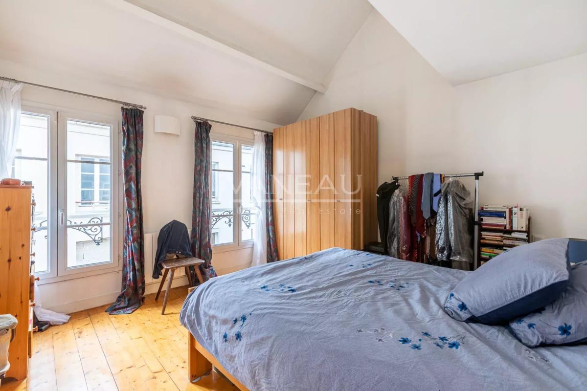 Paris XVIIIe - Maison de ville familiale avec cour arborée à l'a