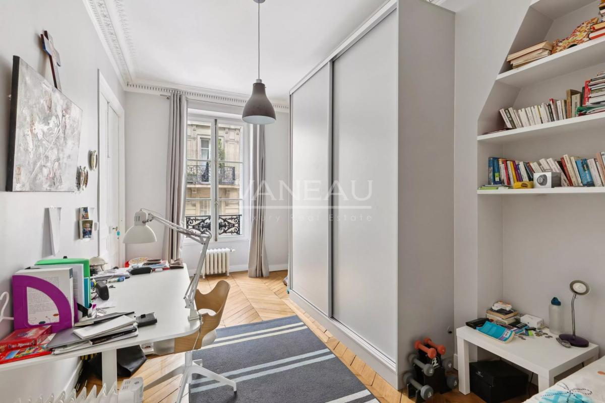 Paris IXe - rue de Liège - 6 pièces, 4 chambres - Standing