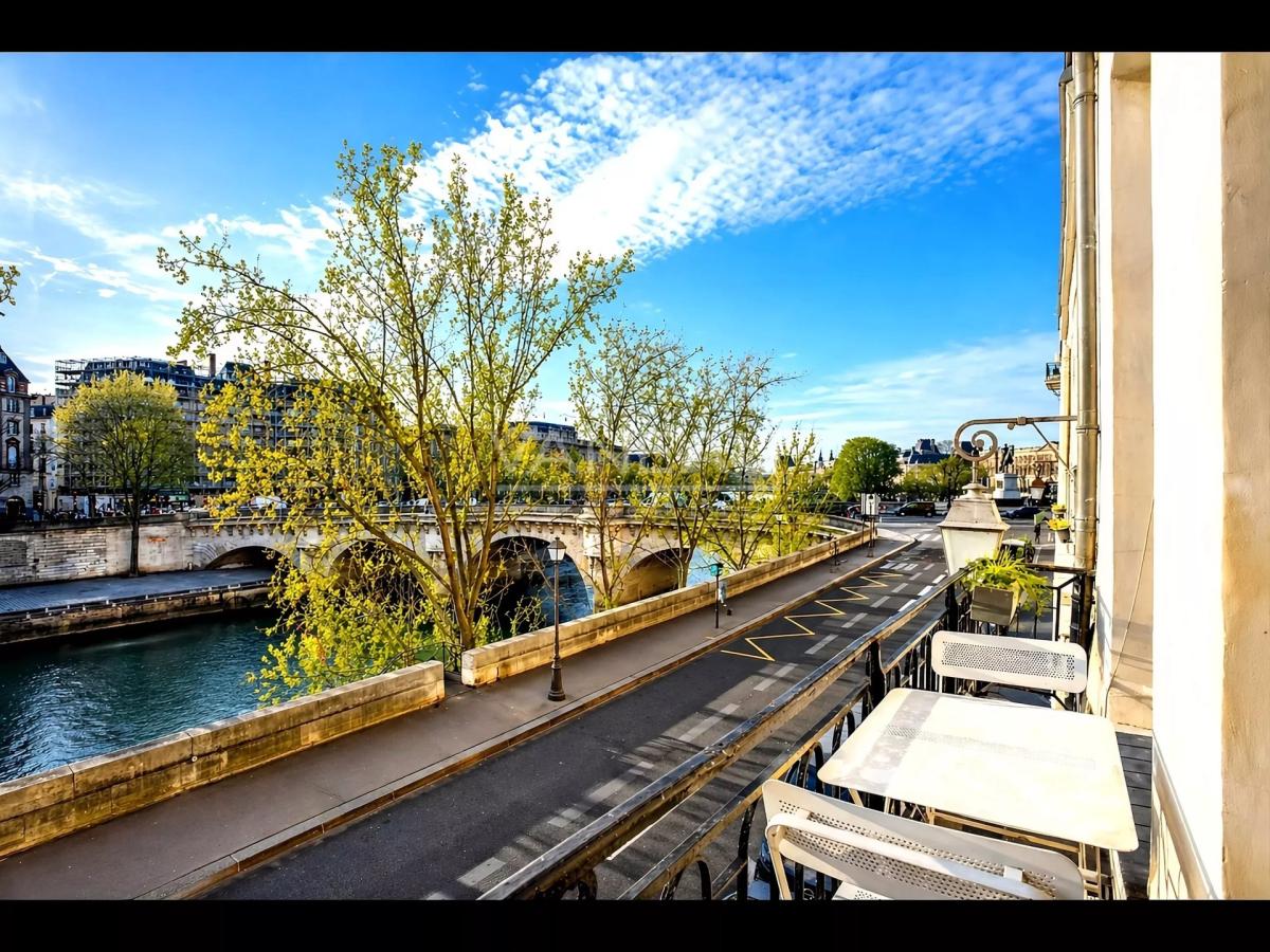 PARIS 1er – VUE DÉGAGÉE SUR LA SEINE – À 10 MINUTES DU LOUVRE – 