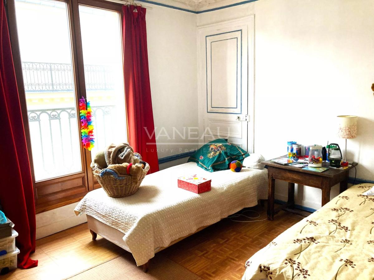 PARIS 9e - Grand Appartement - 230 m² - 5 chambres -