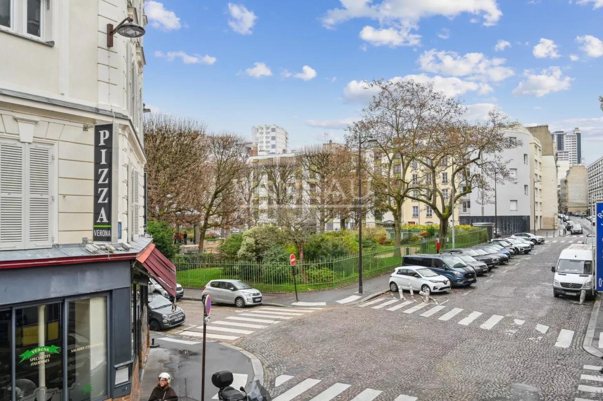 Paris XVe - Volontaires / Vaugirard : Studio lumineux avec balco